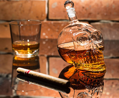 Individuelles Whisky Geschenk Totenkopf mit Karaffe, Gläser und Kiste